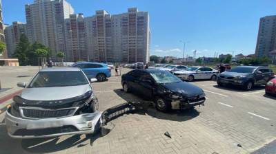 Пьяный автомобилист снёс двух пешеходов и разгромил парковку у дома в Воронеже - vestivrn.ru - Воронеж - Воронежская обл. - Омск