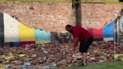 Джордж Флойд - Молния уничтожила стену памяти Джорджа Флойда - vesti.ru - Россия - шт. Огайо