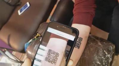 Тату-мастер назвала главный минус нанесения QR-кода на тело - vm.ru - Москва