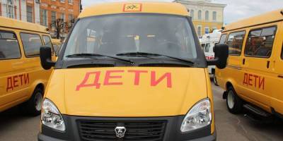 Денис Мантуров - По инициативе "Единой России" поставки новых школьных автобусов и скорых начнутся в августе - ruposters.ru - Россия
