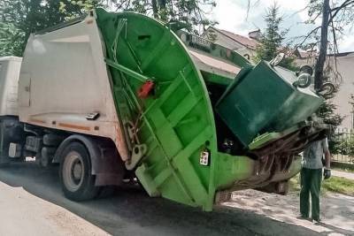Маневренный американский мусоровоз испытали в Новгородской области - mk.ru - Новгородская обл.