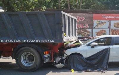 В Киеве авто сбило скутер и придавило его водителя к самосвалу - korrespondent.net - Украина - Киев - район Святошинский
