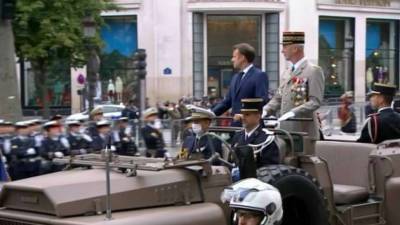 Эммануэль Макрон - Ким Ирсен - В Париже состоялся военный парад в День взятия Бастилии (видео) - lenta.ua - Украина - КНДР - Франция - Париж