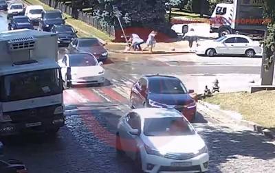 В Днепре на тротуаре девушка по шею провалилась в яму с водой - korrespondent.net - Украина - Днепр