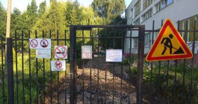 В Калининграде из-за ремонта тротуара пешеходам приходится идти в обход школы №33 - klops.ru - Калининград