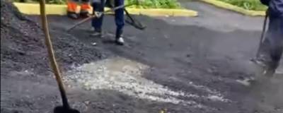 Жители Омска раскритиковали дорожников за укладку асфальта в лужи - runews24.ru - Омск