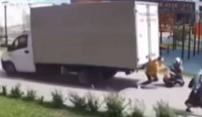 В Тюмени мама с двумя детьми попала под колеса «Газели», водитель которой сдавал назад - znak.com - Тюмень