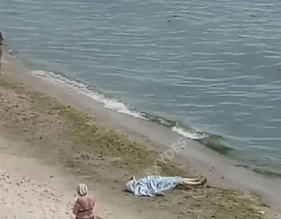 В Одессе отдыхающие несколько часов купались рядом с утопленником: фото 18+ - narodna-pravda.ua - Украина - Одесса