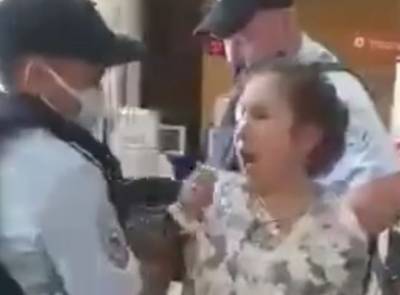 Дело против москвички, которую полиция выволокла из МФЦ из-за отсутствия маски, прекратили - znak.com - Москва