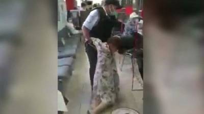В Москве отменили дело против укусившей полицейского женщины в МФЦ - piter.tv - Москва - Россия