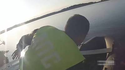 По земле и воде: нарушитель вынудил инспекторов сменить машину на лодку - vesti.ru - Архангельская обл.