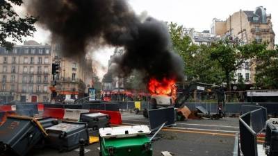 Эммануэль Макрон - В Париже полиция применила слезоточивый газ на акции против санитарных пропусков - 5-tv.ru - Франция - Париж
