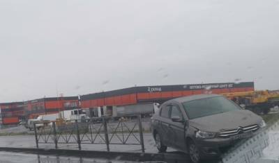 В Тюмени на Объездной дороге машина влетела в железные ограждения на скользкой трассе - nashgorod.ru - Тюмень
