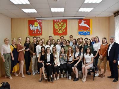 Глава Южноуральска вручил выпускникам золотые медали - u24.ru - Россия - Южноуральск