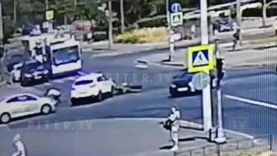 На видео попало сальто мотоциклиста на перекрестке Авангардной и Ветеранов - piter.tv - Санкт-Петербург