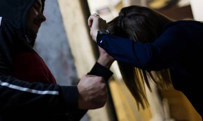 В Петрозаводске мужчина ударил и обокрал женщину прямо у подъезда - gubdaily.ru - Петрозаводск - республика Карелия