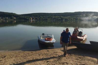 В Белгородской области на водохранилище моторная лодка зацепила 19-летнюю девушку - mk.ru - Белгородская обл.