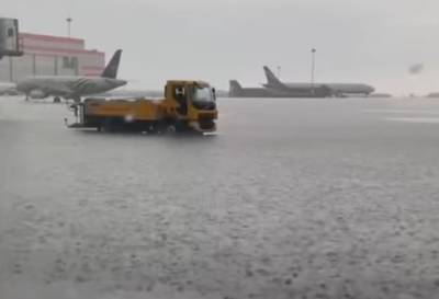 Из-за ливня летное поле Шереметьево оказалось под водой. Произошел сбой в расписании - znak.com - Москва - Санкт-Петербург - Сочи - Екатеринбург - Московская обл. - Симферополь - Нижний Новгород - Париж - Хабаровск - Белгород - Брюссель - Хельсинки - Геленджик - Грозный