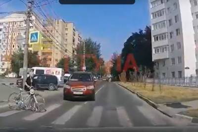 В Туле на улице Мира на пешеходном переходе внедорожник чуть не сбил велосипедистку и поехал дальше - tula.mk.ru - Крым - Тула - Новомосковск