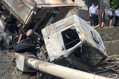 Грузовик упал на железную дорогу: первые фото с места происшествия - saratov.mk.ru - Саратовская обл. - Саратов