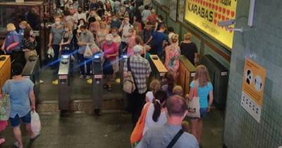 В киевском метро человек упал под поезд, движение остановлено (фото) - focus.ua - Украина - Киев