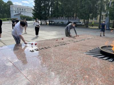 Волонтерская рота Коми пригласила тушивших Вечный огонь в Сыктывкаре девушек вступить в их ряды - komiinform.ru - респ. Коми - Сыктывкар