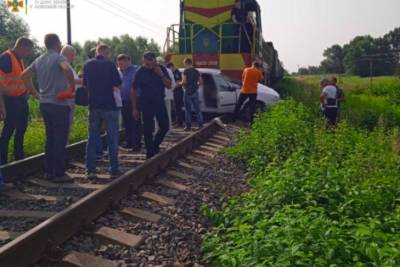 Во Львовской области грузовой поезд смял легковушку: погибла женщина - rupor.info - Львовская обл. - район Львовский