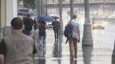 Ливень над Москвой мог быть мощнее, но из-за жары не все капли дождя добрались до земли - 1tv.ru - Москва