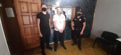 Сорвал с шеи золотую цепочку: в Лисичанске ограбили 63-летнюю женщину - vchaspik.ua - Украина - Лисичанск