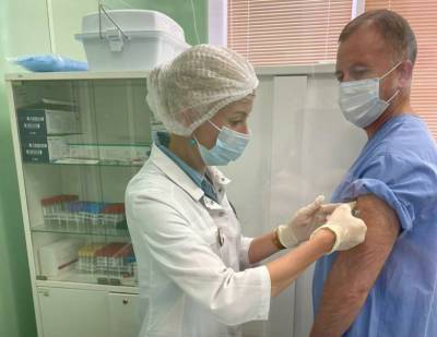 Дмитрий Лисовец - Глава петербургского комздрава прошел процедуру ревакцинации «Спутником V» - neva.today - Россия - Санкт-Петербург