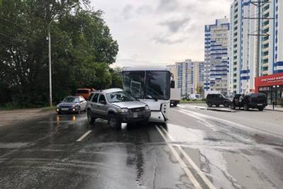 Ford - Два водителя пострадали в ДТП с автобусом №38 в Новосибирске - novos.mk.ru - Новосибирск