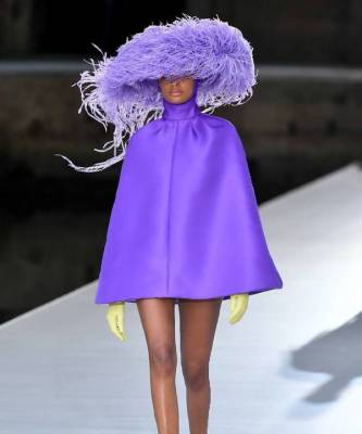 Пышные шляпы, бальные платья и длинные перчатки в коллекции Valentino Haute Couture - skuke.net