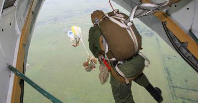 Разведчики Балтфлота отрабатывают прыжки с парашютом - klops.ru - Балтийск