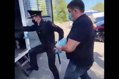 ФСБ задержала полицейского начальника за взятку в 1,5 миллиона рублей - lenta.ru - Россия - Башкирия