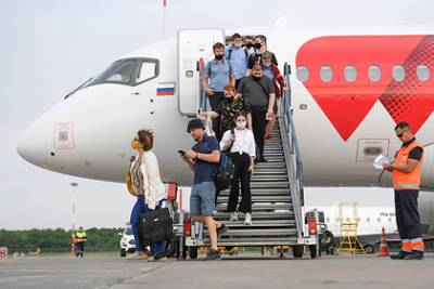 Раскрыты любимые привычки россиян на борту самолета - lenta.ru