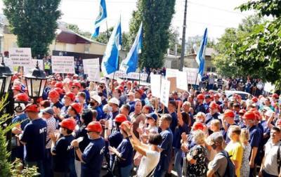 В Николаеве работники глиноземного завода митингуют под судом - korrespondent.net - Украина - Киев - Николаев