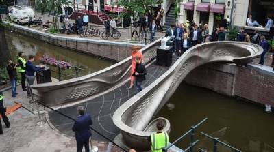 В Амстердаме установили первый в мире стальной мост, напечатанный на 3D-принтере - grodnonews.by - Белоруссия - Лондон - Голландия - Амстердам - Строительство