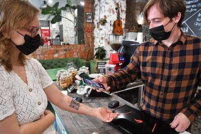 Сергей Собянин - Собянин отменит систему QR-кодов в кафе и ресторанах Москвы - lenta.ru - Москва - Россия