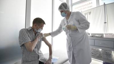 Николай Крючков - Врачи рассказали, сколько должен длиться перерыв между прививкой от ковида и гриппа - vm.ru - Москва