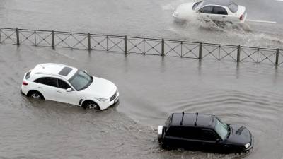 Возможны дожди, местами сильные: улицы российских городов уходят под воду - 5-tv.ru - Москва - Россия - Санкт-Петербург - Хабаровский край