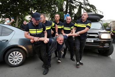 Ираклий Гарибашвили - В Грузии протестующие попытались разрисовать стены дома премьер-министра - lenta.ru - Грузия