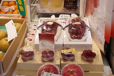 Гроздь огромного винограда продали на аукционе почти за миллион рублей - lenta.ru - Япония - Тайвань - Виноград