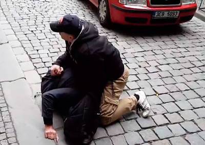 Видео: в Чехии полицейский уложил на землю пешехода за переход на красный свет - vinegret.cz - Чехия