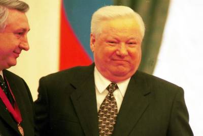Борис Ельцин - Юрий Лужков - Владимир Ресин - Россияне обсуждают фото Ельцина и Лужкова на фоне трусов - mk.ru - Москва