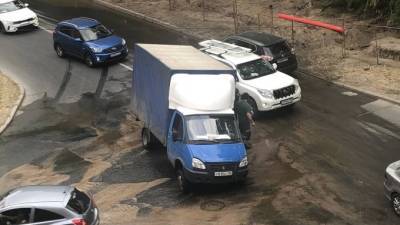 На перекрёстке 1-го Муринского и Студенческой ГАЗель провалилась в промоину из-за прорыва трубы - piter.tv - Санкт-Петербург