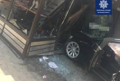 В Запорожье автоледи на Tesla взяла на таран чебуречную - kp.ua - Украина - Запорожская обл. - Запорожье - Ужгород
