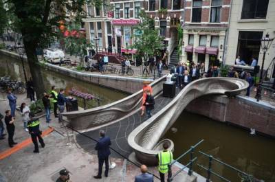 В Амстердаме открыли первый в мире мост из стали, напечатанный на 3D-принтере и мира - cursorinfo.co.il - Голландия - Амстердам