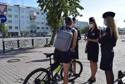 Полиция в Екатеринбурге учила велосипедистов и самокатчиков спешиваться на дороге - eburg.mk.ru - Россия - Екатеринбург