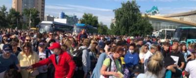 В Новосибирске сотни школьников простояли в очередях, чтобы уехать в детские лагеря - runews24.ru - Новосибирск
