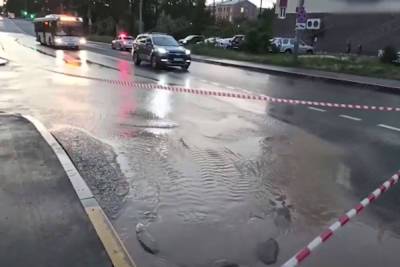 Улицу Коммуны затопило холодной водой из лопнувшей трубы - spb.mk.ru - Санкт-Петербург